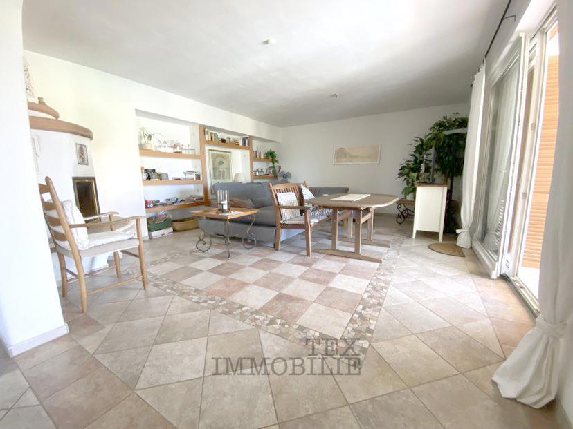 Samostojna Hiša z Bazenom in Pogledom na Morje – Parcela 2.582 m²
