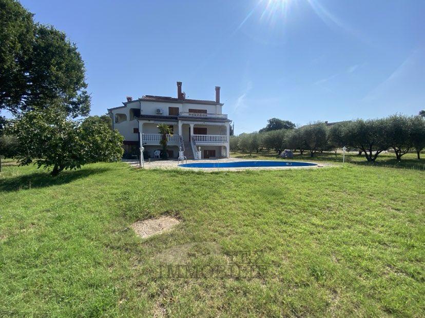 Samostojna Hiša z Bazenom in Pogledom na Morje – Parcela 2.582 m²