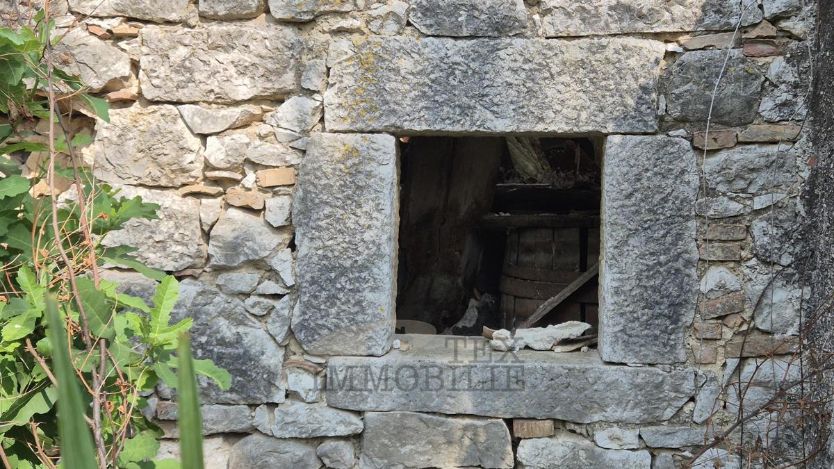 Istrska kamnita hiša za prenovo – 4,5 km od morja in centra Poreča