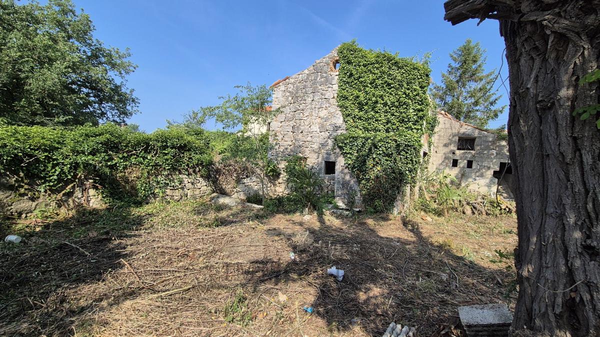 Istrska kamnita hiša za prenovo – 4,5 km od morja in centra Poreča