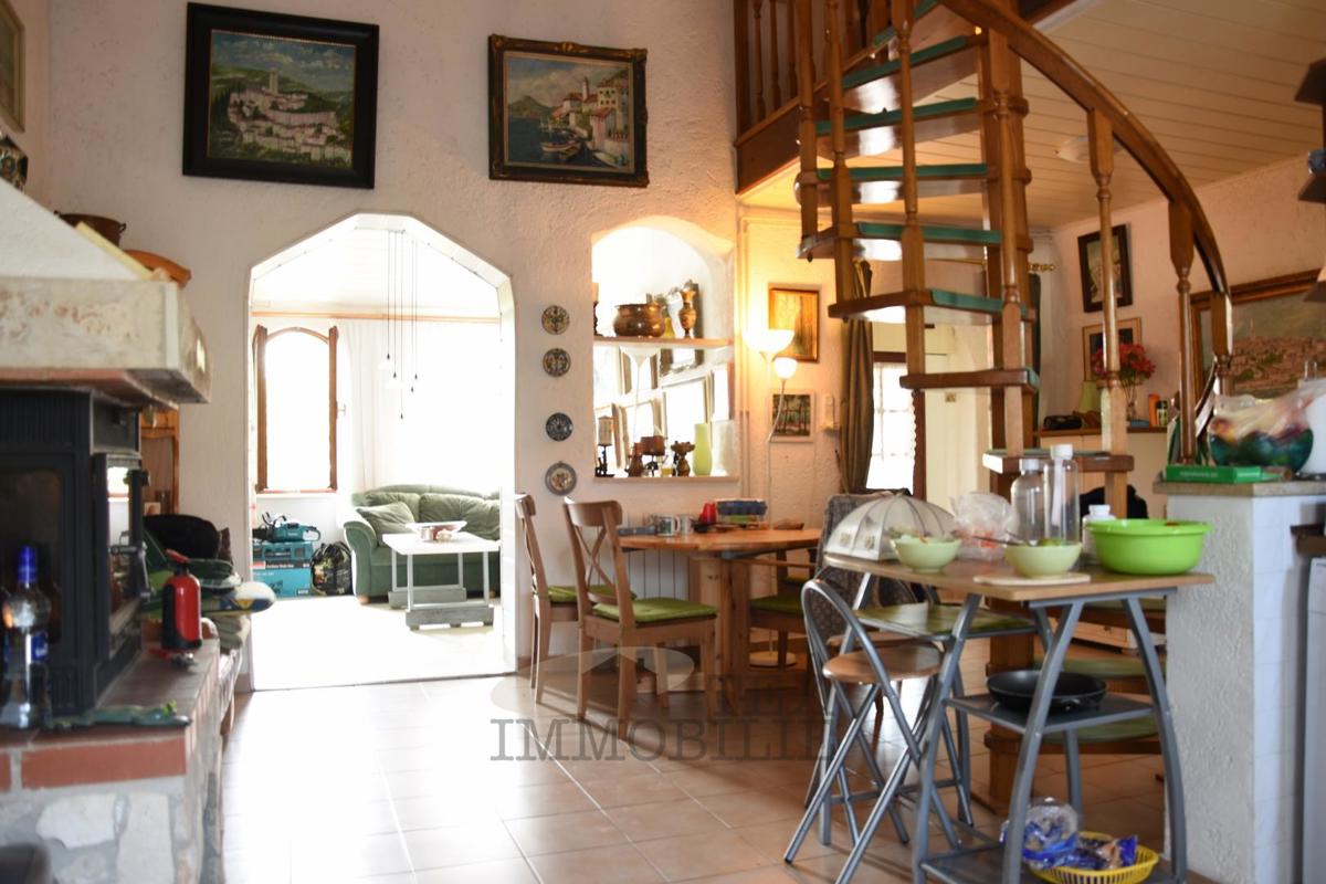 Družinska hiša z galerijo in kaminom, mirna lokacija