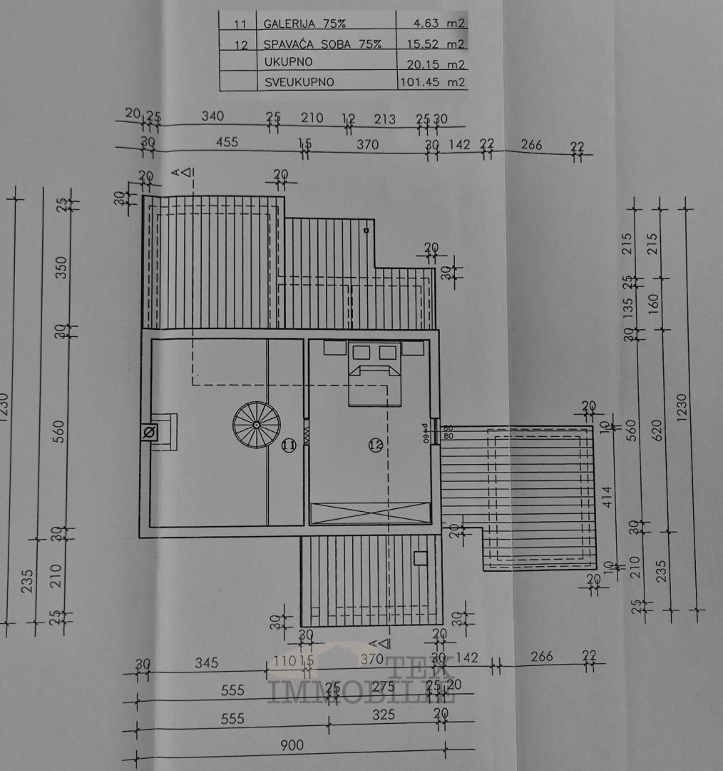 Družinska hiša z galerijo in kaminom, mirna lokacija