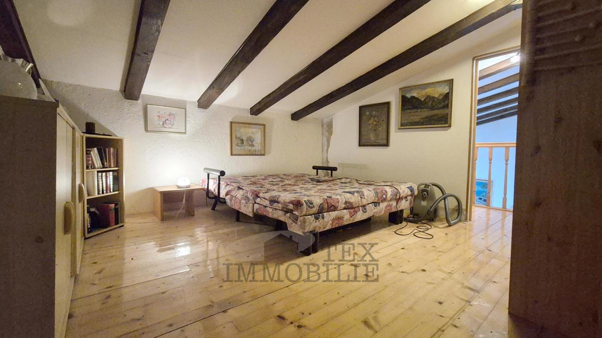 Družinska hiša z galerijo in kaminom, mirna lokacija