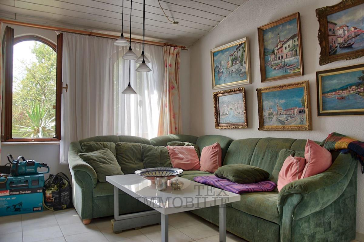Družinska hiša z galerijo in kaminom, mirna lokacija