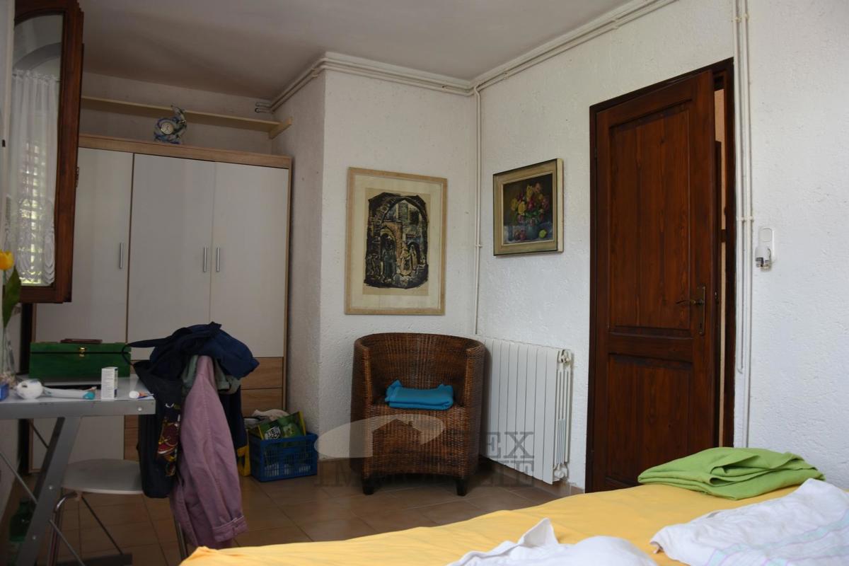Družinska hiša z galerijo in kaminom, mirna lokacija