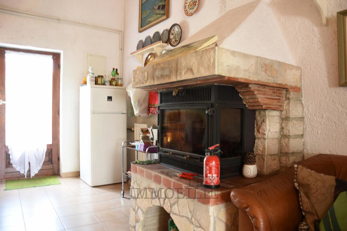 Družinska hiša z galerijo in kaminom, mirna lokacija