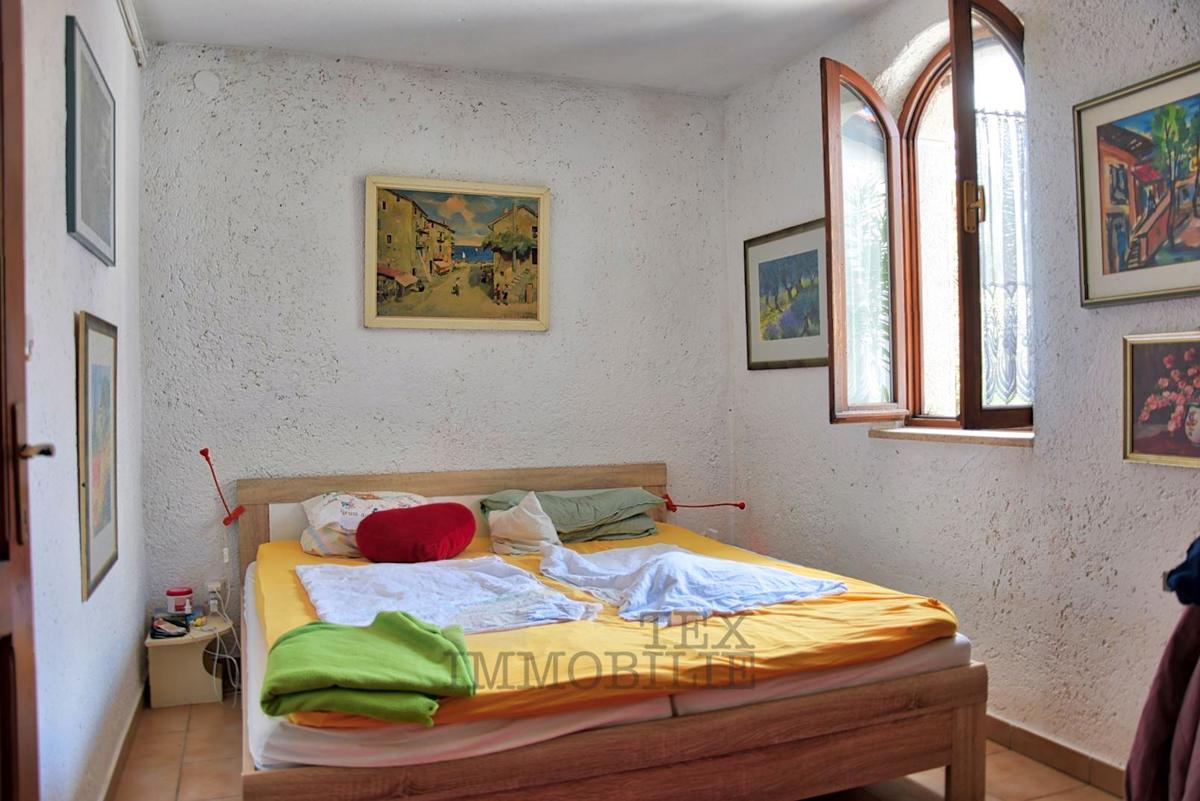 Družinska hiša z galerijo in kaminom, mirna lokacija