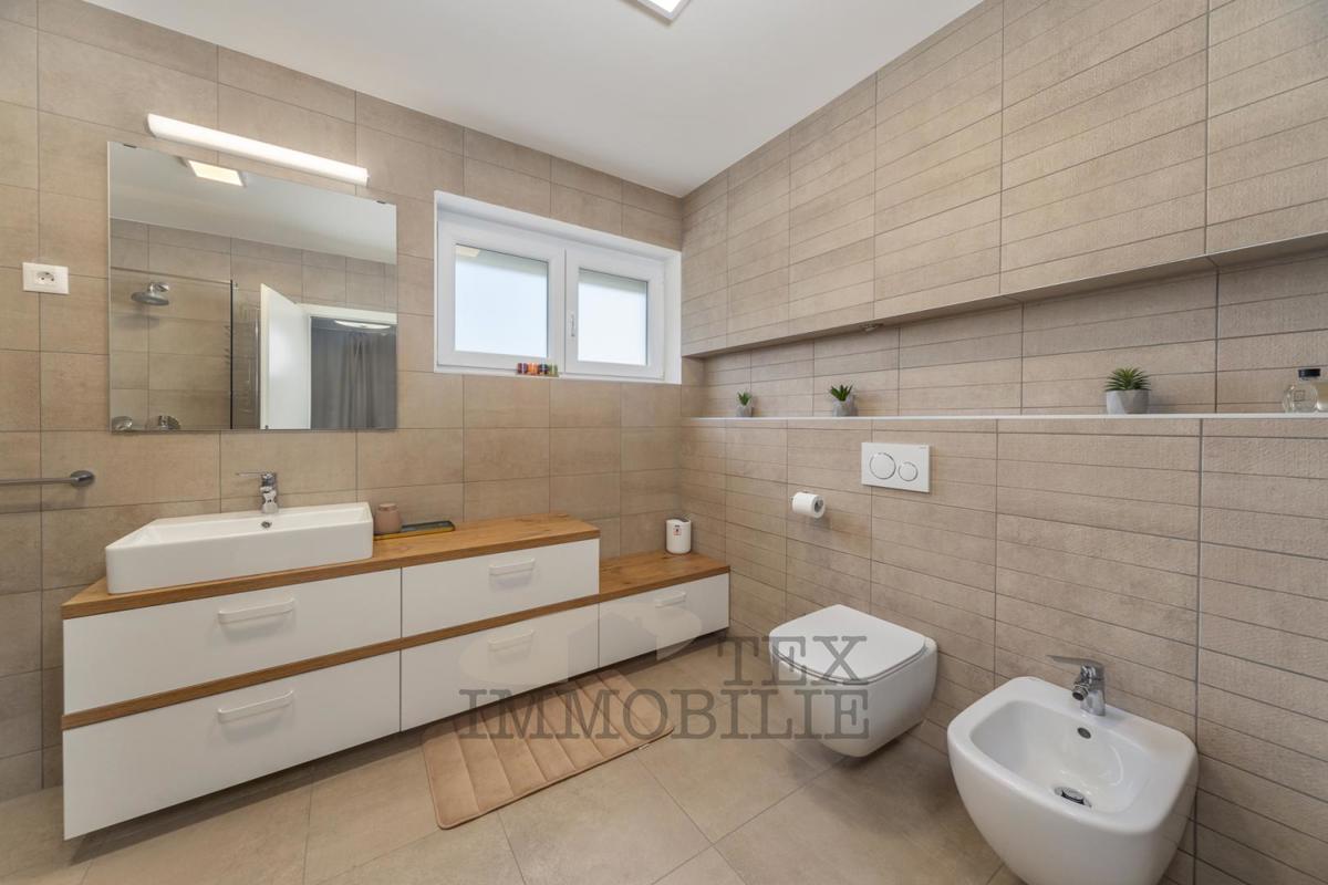 Vila z bazenom v bližini Poreča, 255,37 m2
