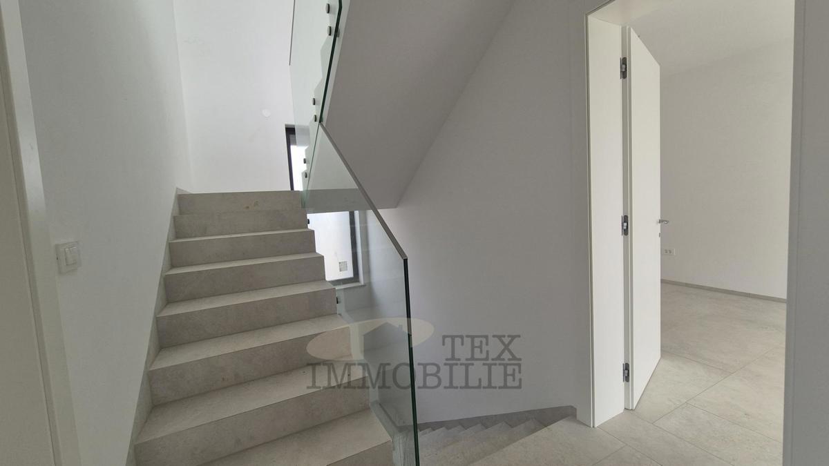 Lepa moderna vila z bazenom v Poreču 