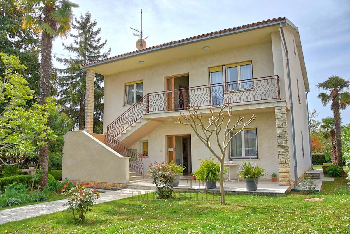 Prostorna Hiša z Velikim Zemljiščem – 400 m od Morja v Funtani