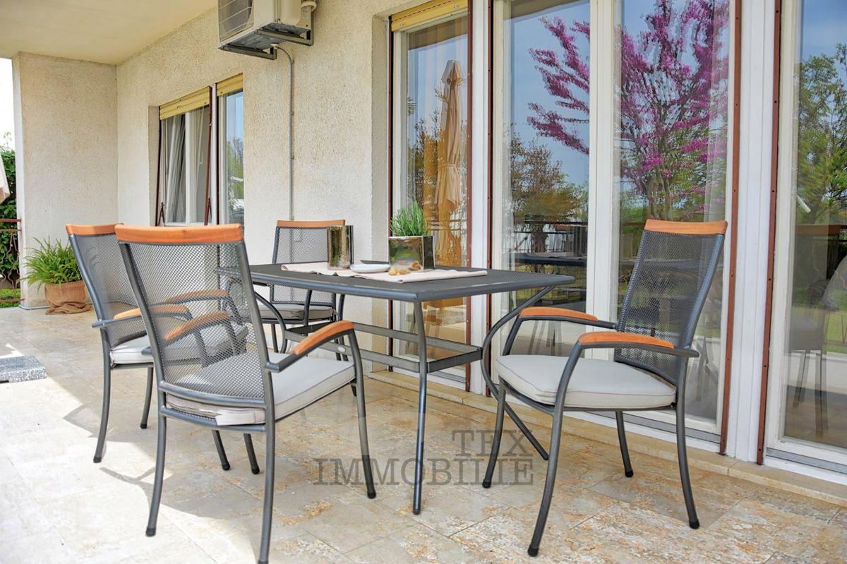 Prostorna Hiša z Velikim Zemljiščem – 400 m od Morja v Funtani