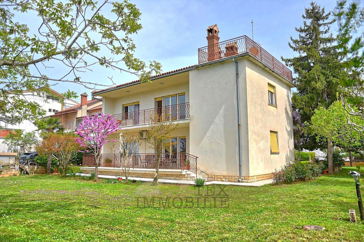 Prostorna Hiša z Velikim Zemljiščem – 400 m od Morja v Funtani