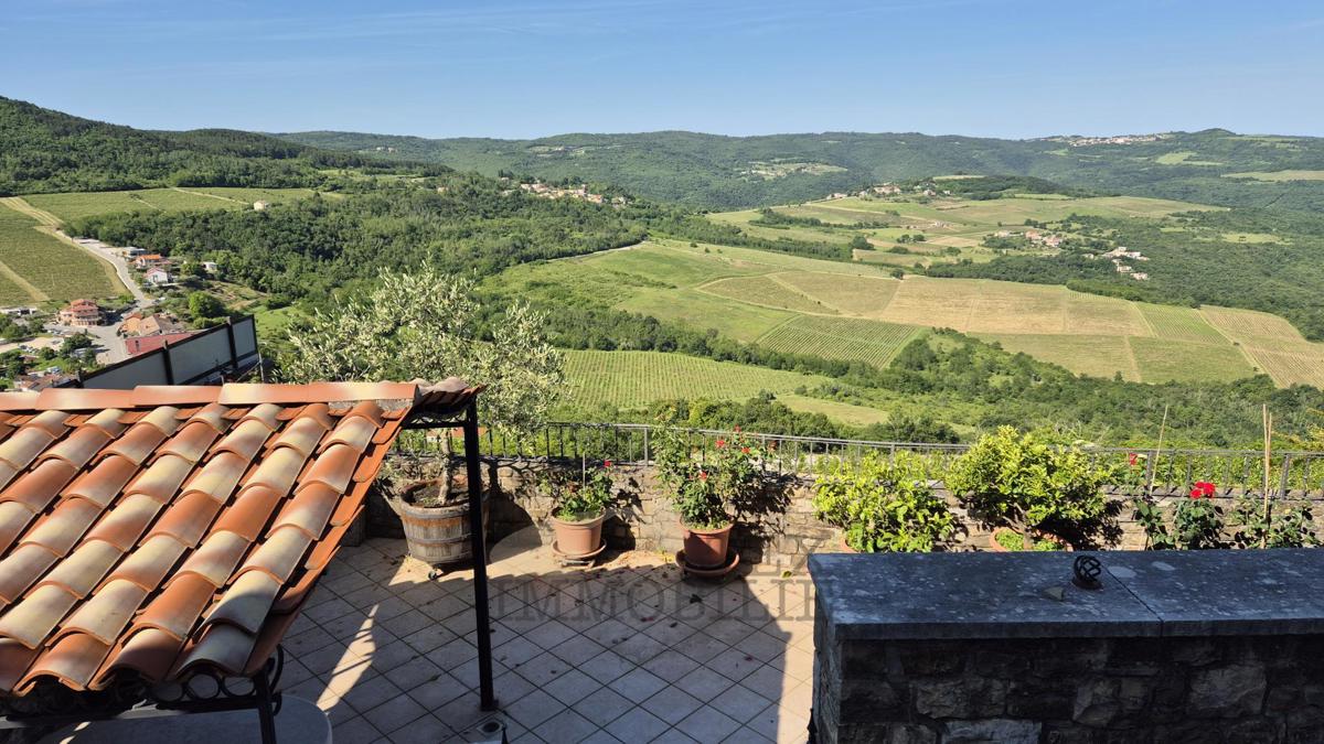 Motovun – Čudovita Kamnita Hiša s Teraso in Panoramskim Razgledom