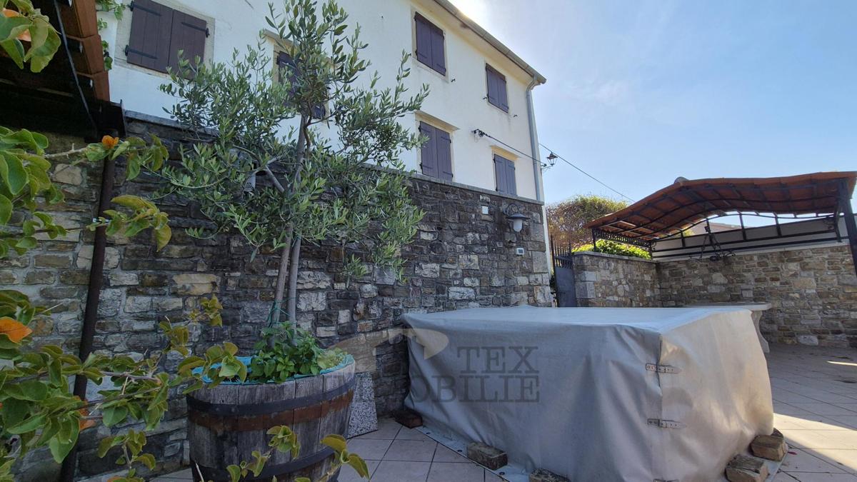 Motovun – Čudovita Kamnita Hiša s Teraso in Panoramskim Razgledom