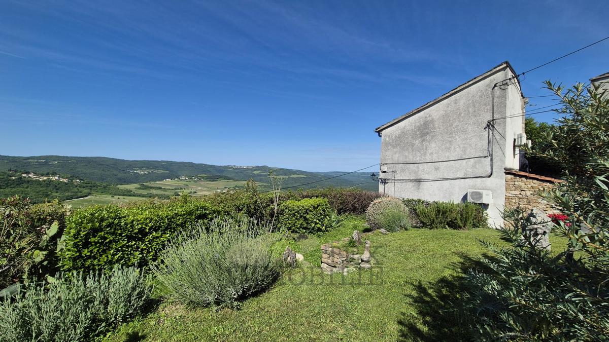 Motovun – Čudovita Kamnita Hiša s Teraso in Panoramskim Razgledom