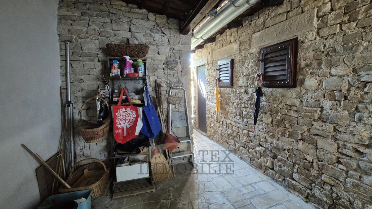 Motovun – Čudovita Kamnita Hiša s Teraso in Panoramskim Razgledom