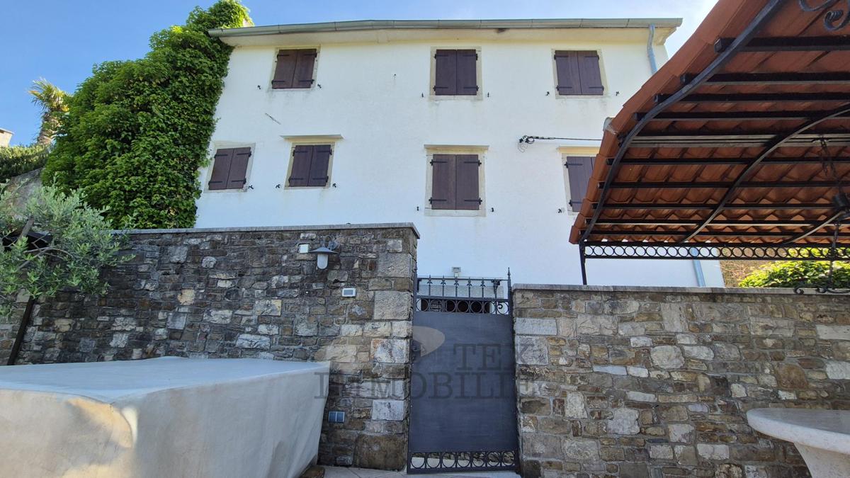 Motovun – Čudovita Kamnita Hiša s Teraso in Panoramskim Razgledom