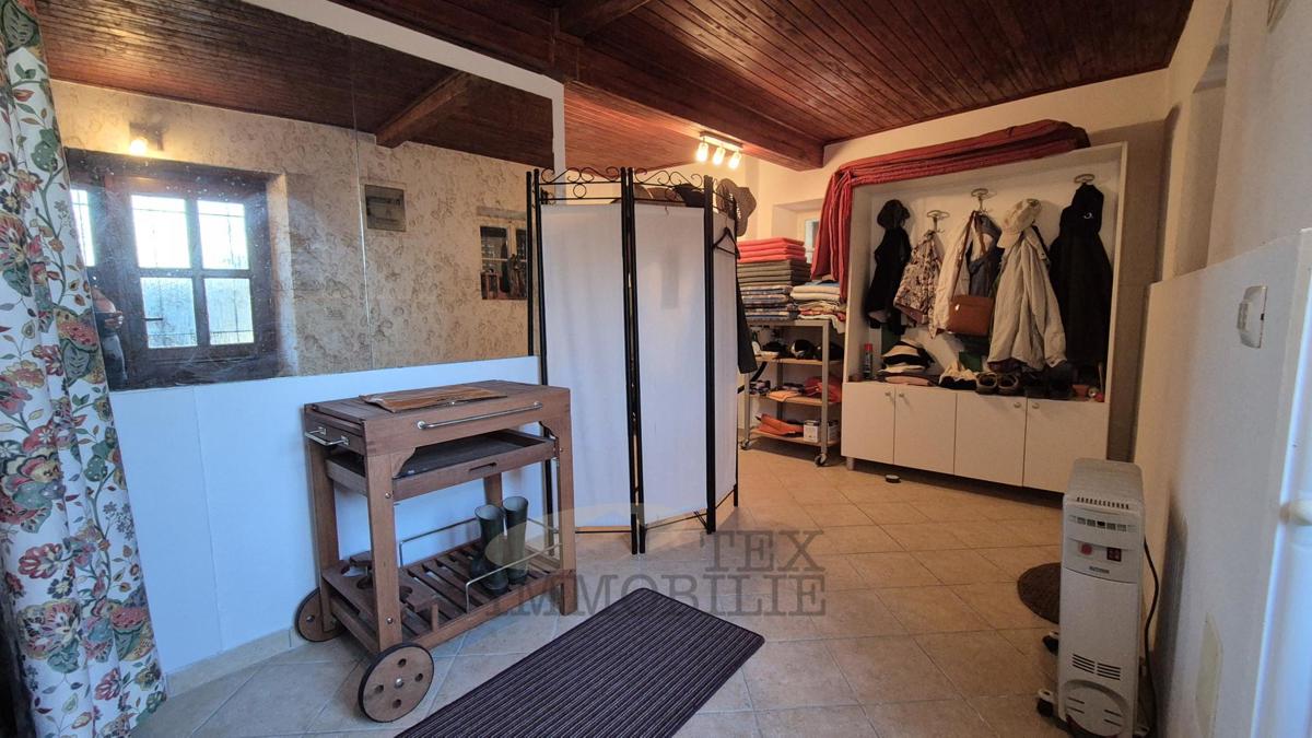 Motovun – Čudovita Kamnita Hiša s Teraso in Panoramskim Razgledom