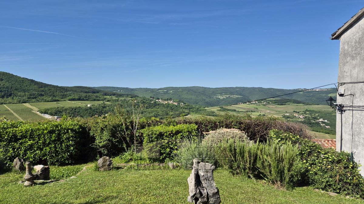 Motovun – Čudovita Kamnita Hiša s Teraso in Panoramskim Razgledom