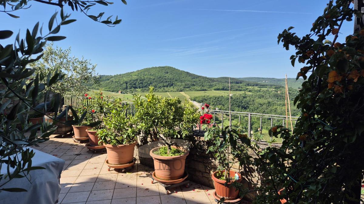 Motovun – Čudovita Kamnita Hiša s Teraso in Panoramskim Razgledom