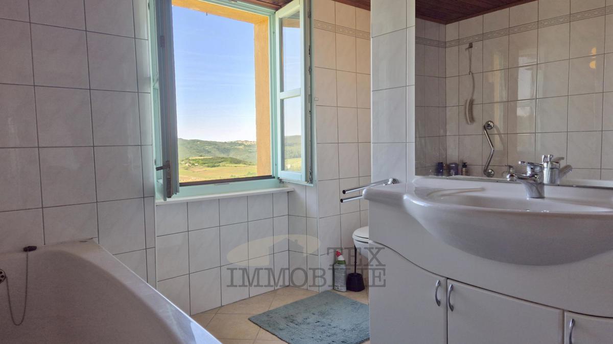 Motovun – Čudovita Kamnita Hiša s Teraso in Panoramskim Razgledom