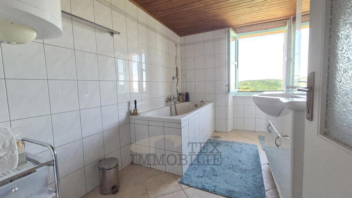Motovun – Čudovita Kamnita Hiša s Teraso in Panoramskim Razgledom