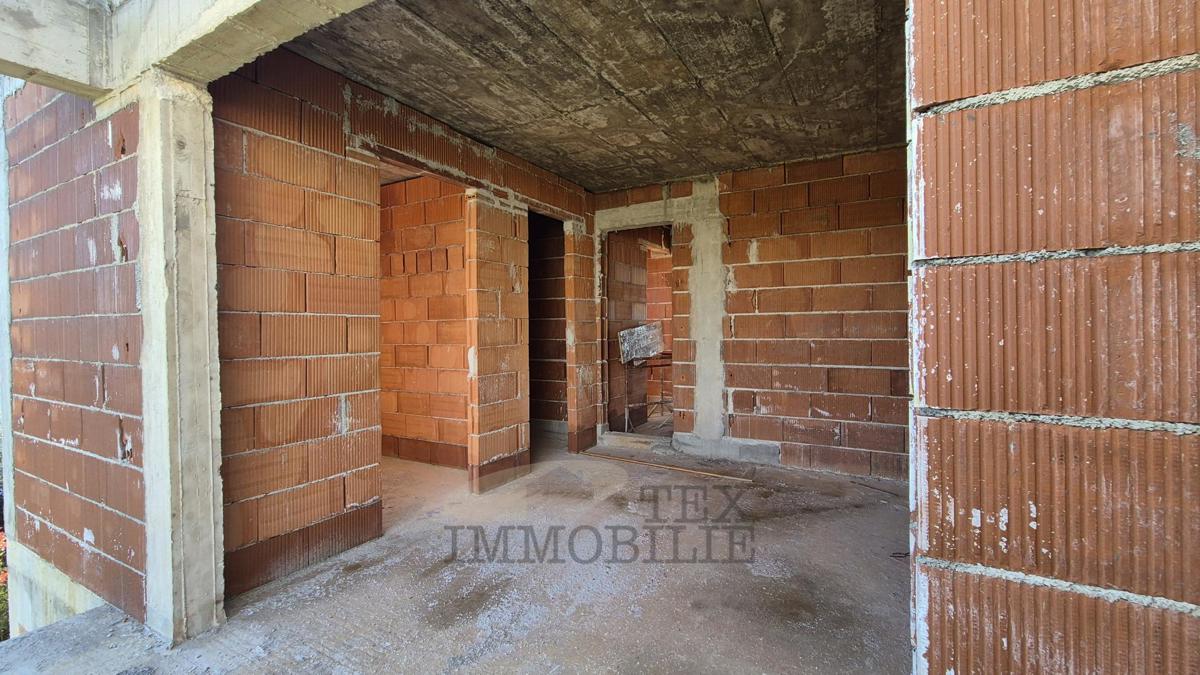 Hiše v fazi surove gradnje v ekskluzivnem stanovanjskem projektu