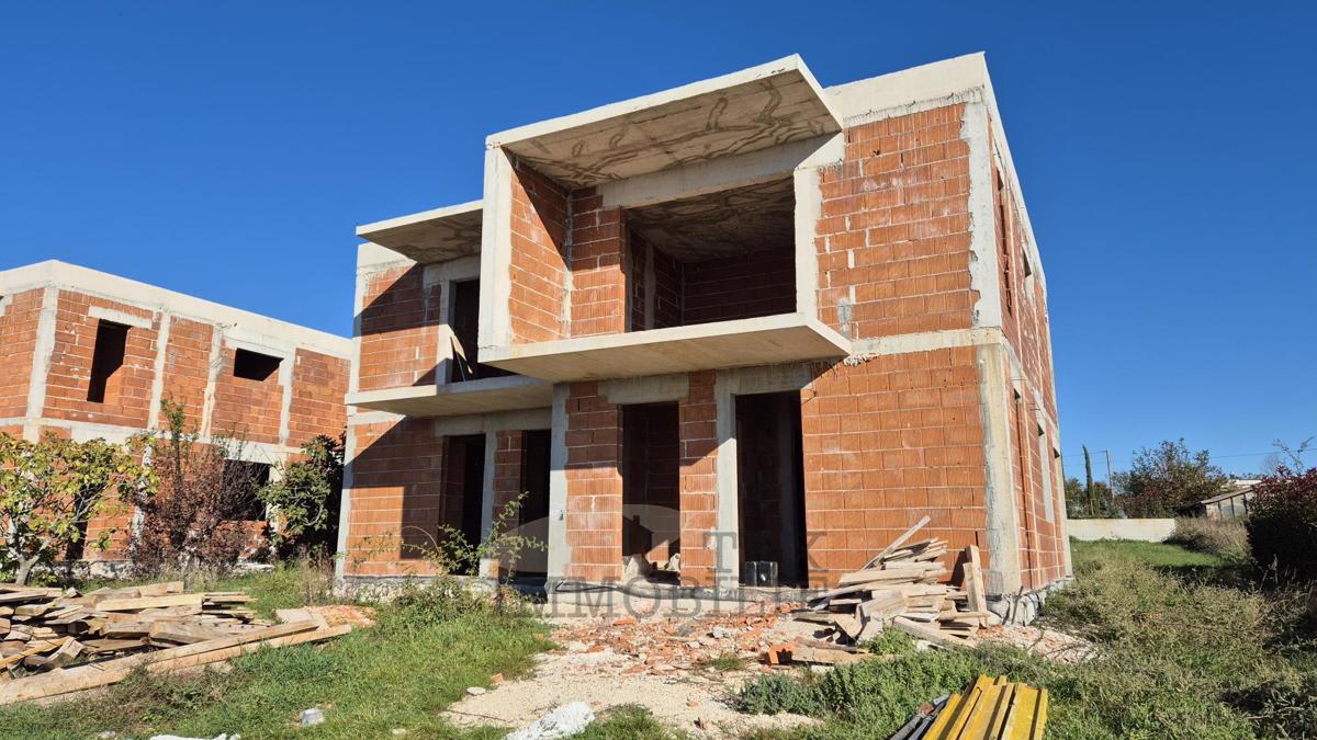 Hiše v fazi surove gradnje v ekskluzivnem stanovanjskem projektu