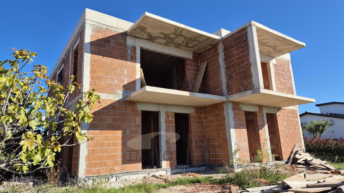 Hiše v fazi surove gradnje v ekskluzivnem stanovanjskem projektu