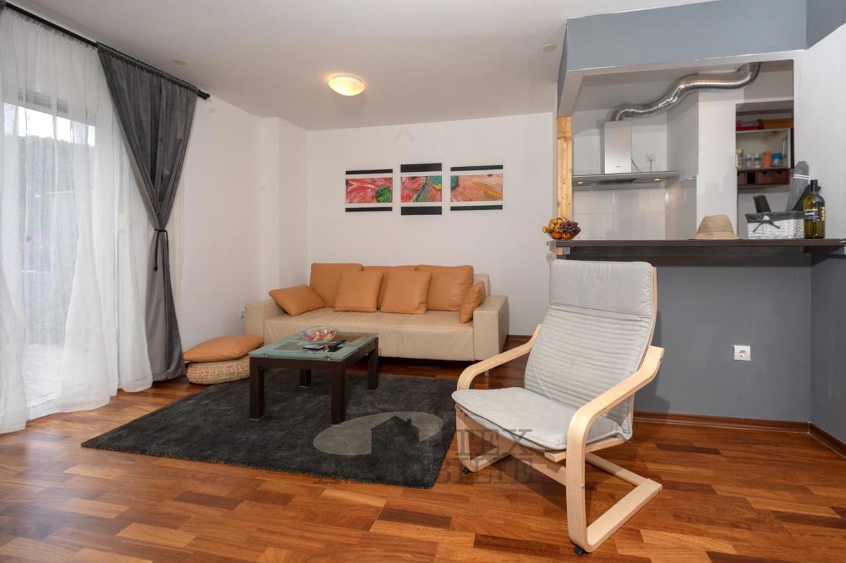 Čudovito pritlično stanovanje z velikim vrtom in bazenom – mirna lokacija v bližini Poreča