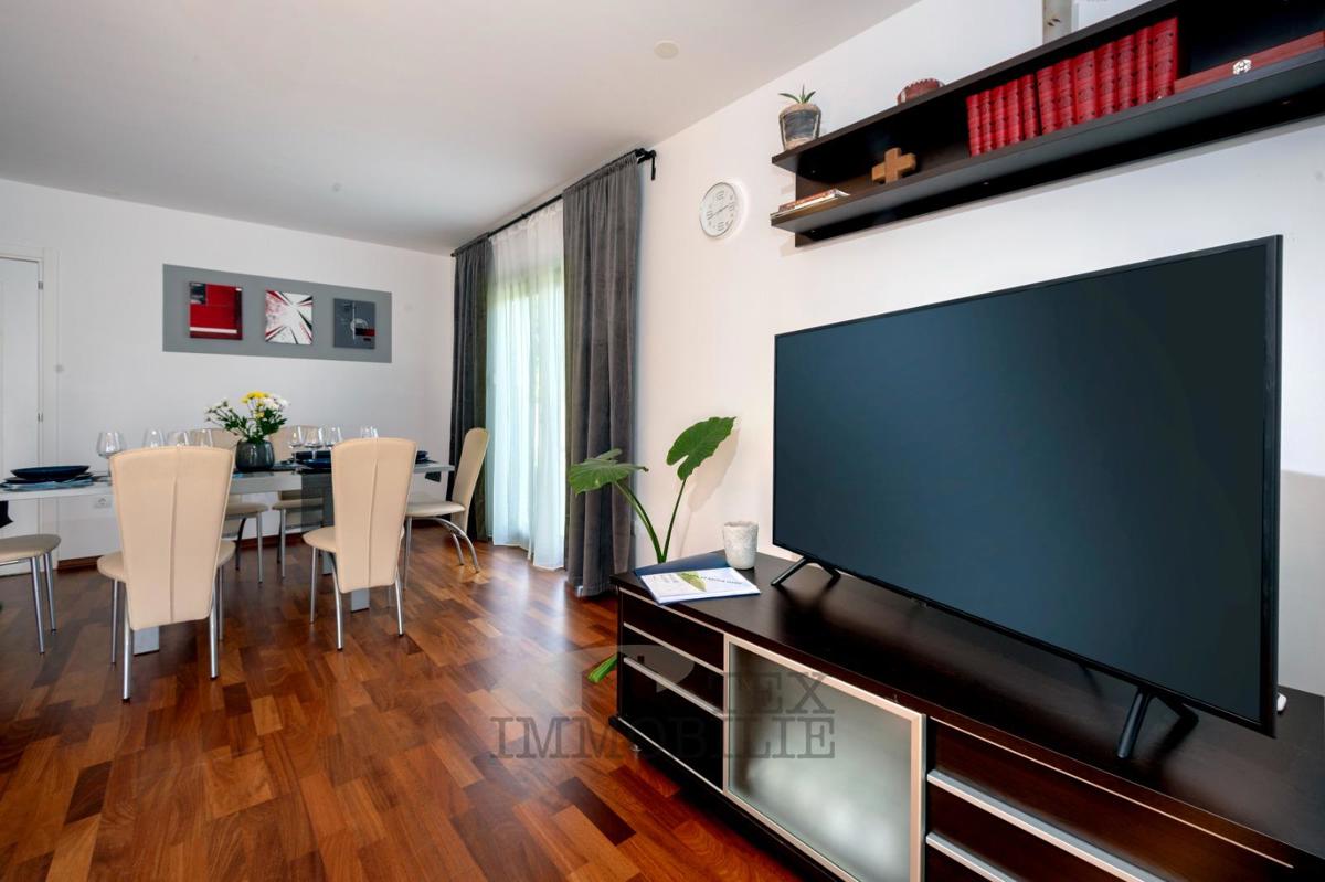 Čudovito pritlično stanovanje z velikim vrtom in bazenom – mirna lokacija v bližini Poreča