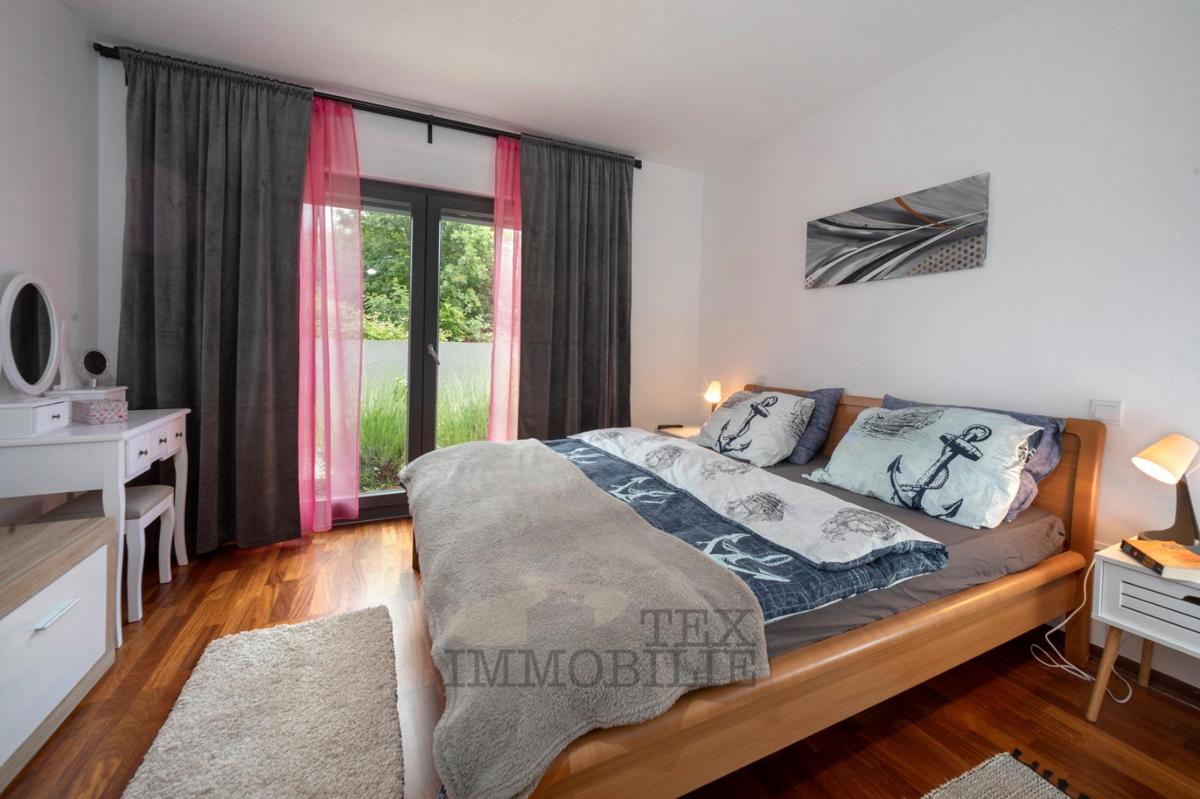 Čudovito pritlično stanovanje z velikim vrtom in bazenom – mirna lokacija v bližini Poreča