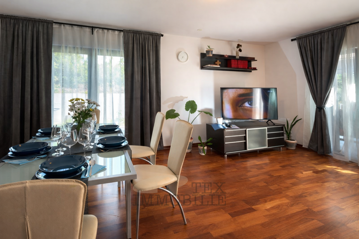 Čudovito pritlično stanovanje z velikim vrtom in bazenom – mirna lokacija v bližini Poreča