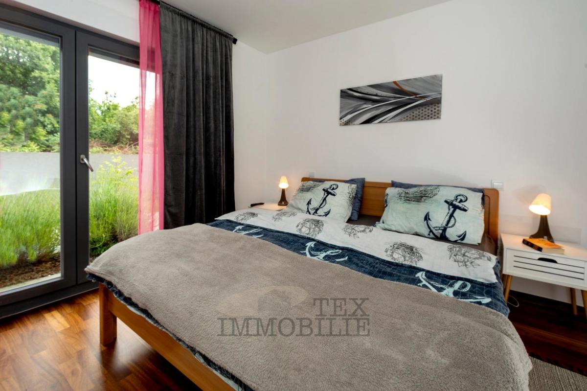 Čudovito pritlično stanovanje z velikim vrtom in bazenom – mirna lokacija v bližini Poreča