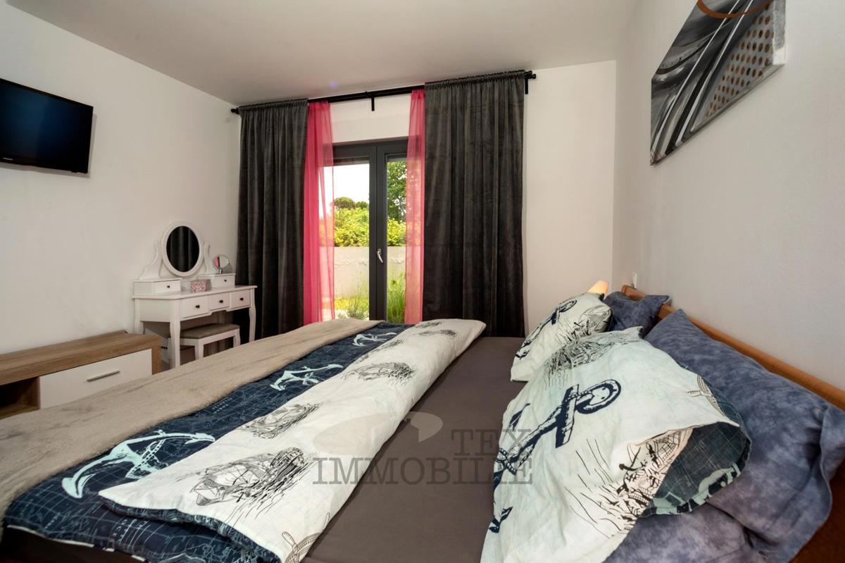 Čudovito pritlično stanovanje z velikim vrtom in bazenom – mirna lokacija v bližini Poreča