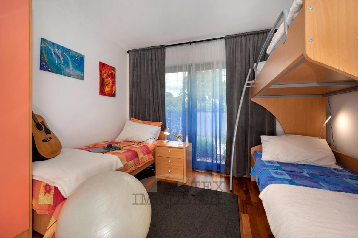 Čudovito pritlično stanovanje z velikim vrtom in bazenom – mirna lokacija v bližini Poreča