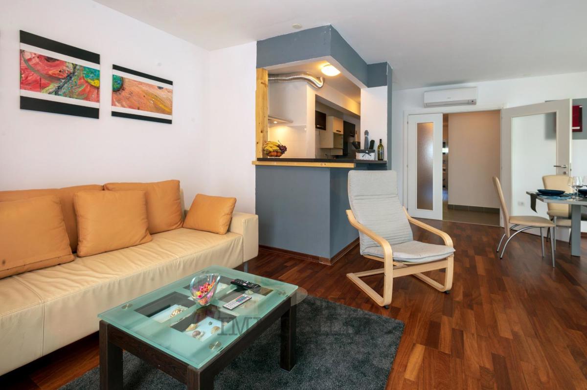 Čudovito pritlično stanovanje z velikim vrtom in bazenom – mirna lokacija v bližini Poreča