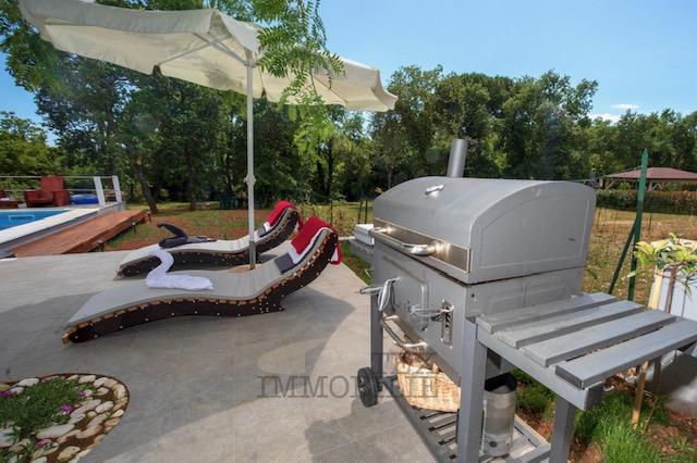 Čudovito pritlično stanovanje z velikim vrtom in bazenom – mirna lokacija v bližini Poreča