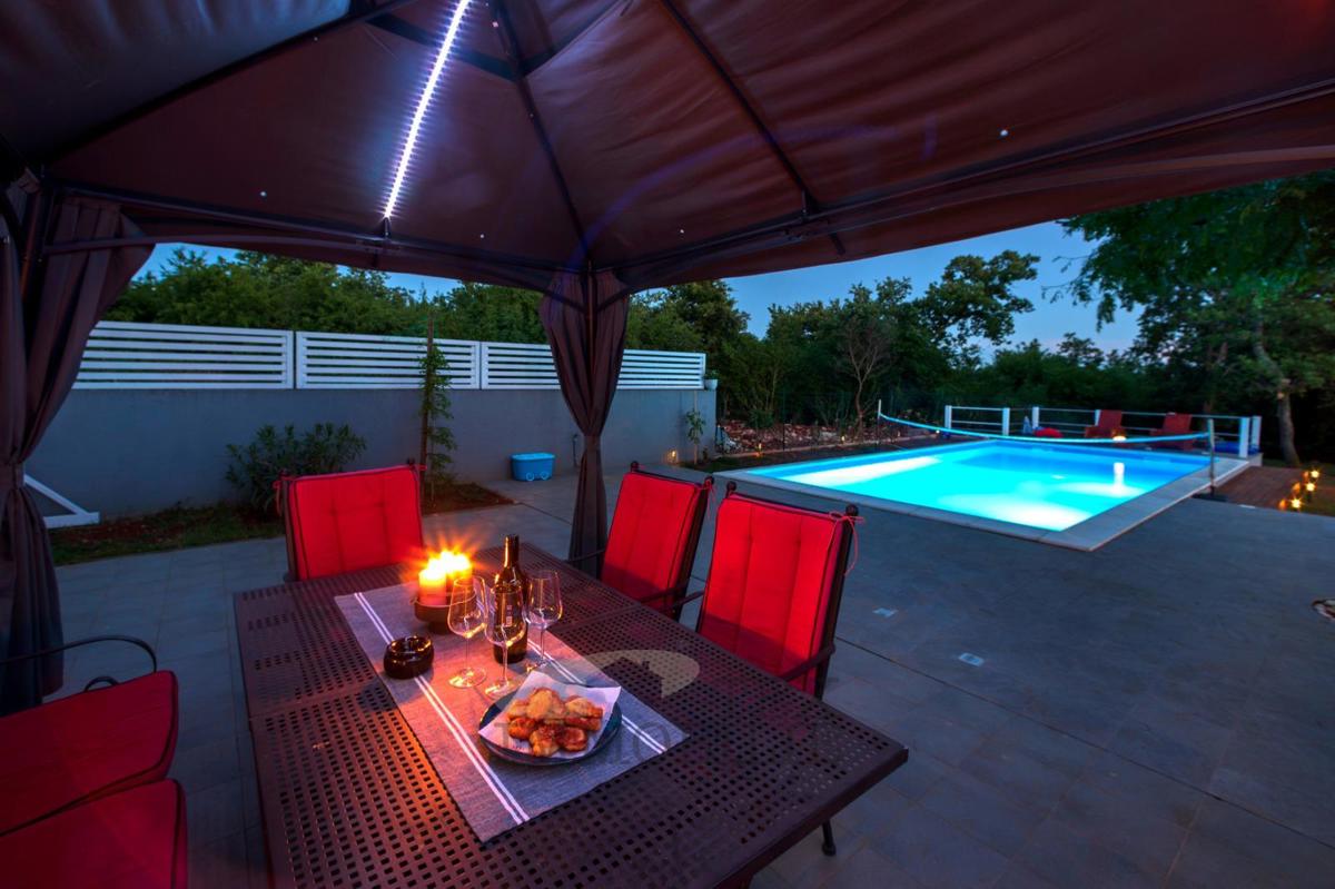 Čudovito pritlično stanovanje z velikim vrtom in bazenom – mirna lokacija v bližini Poreča