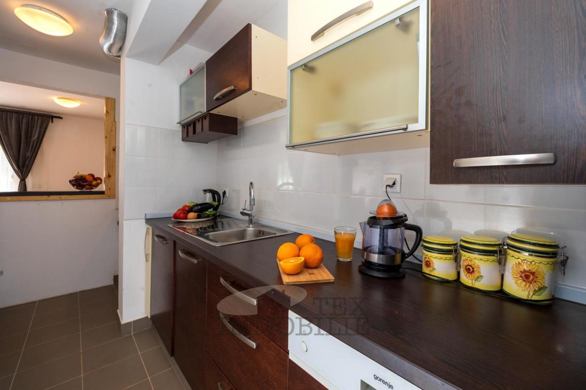 Čudovito pritlično stanovanje z velikim vrtom in bazenom – mirna lokacija v bližini Poreča