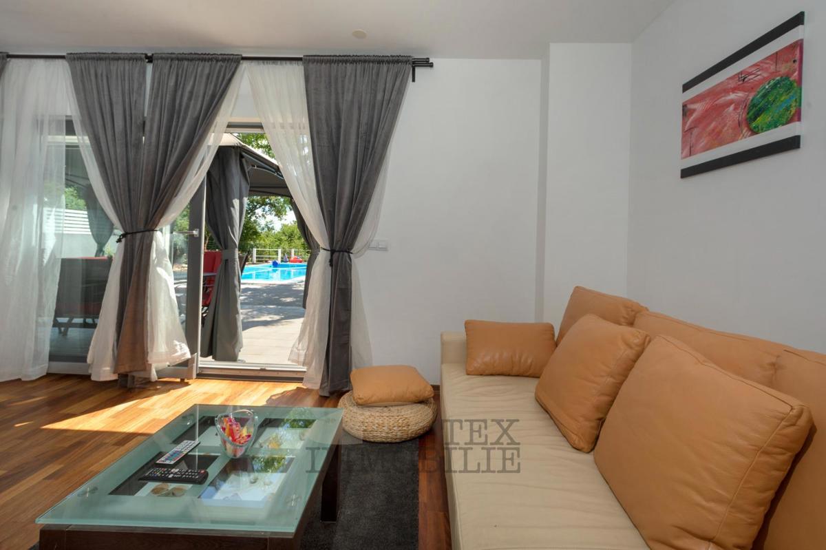 Čudovito pritlično stanovanje z velikim vrtom in bazenom – mirna lokacija v bližini Poreča