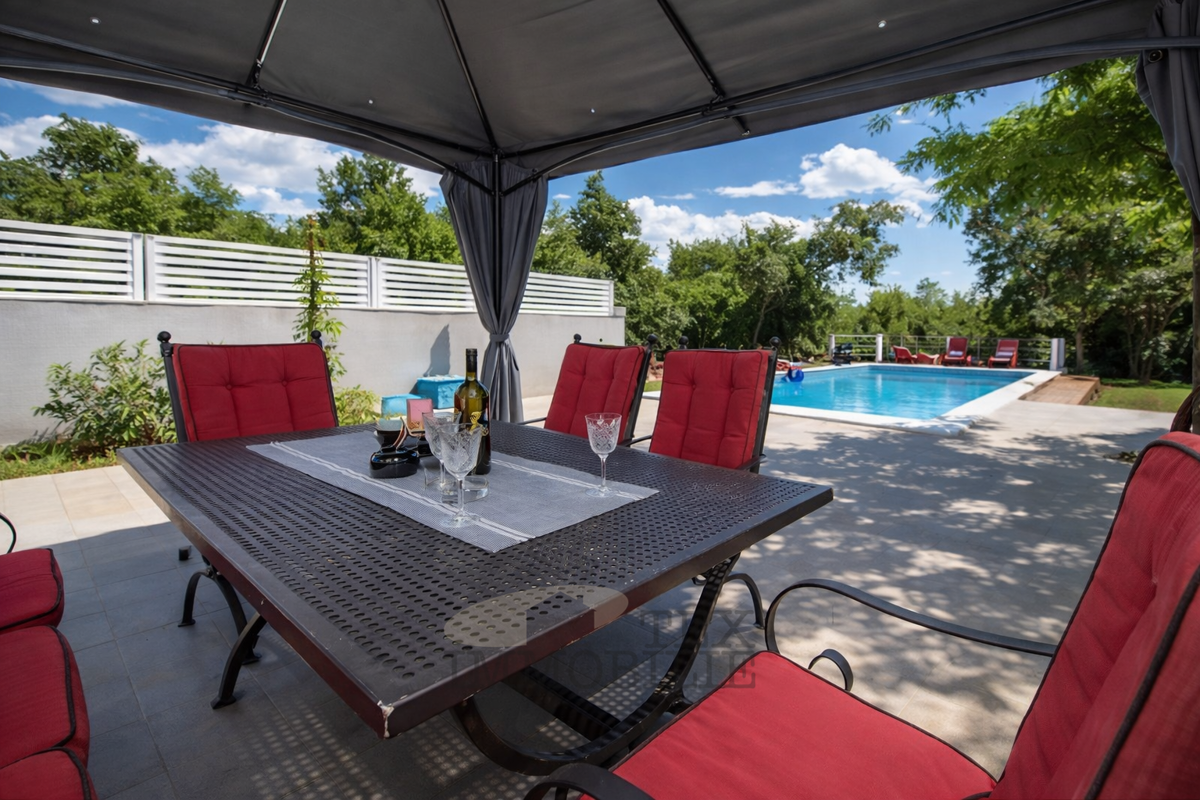 Čudovito pritlično stanovanje z velikim vrtom in bazenom – mirna lokacija v bližini Poreča