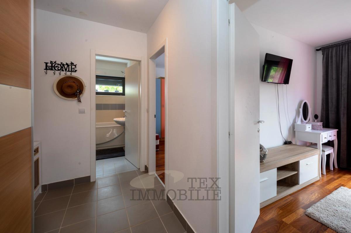 Čudovito pritlično stanovanje z velikim vrtom in bazenom – mirna lokacija v bližini Poreča