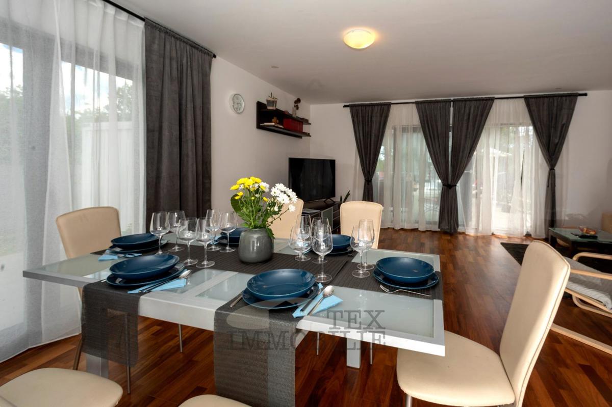 Čudovito pritlično stanovanje z velikim vrtom in bazenom – mirna lokacija v bližini Poreča