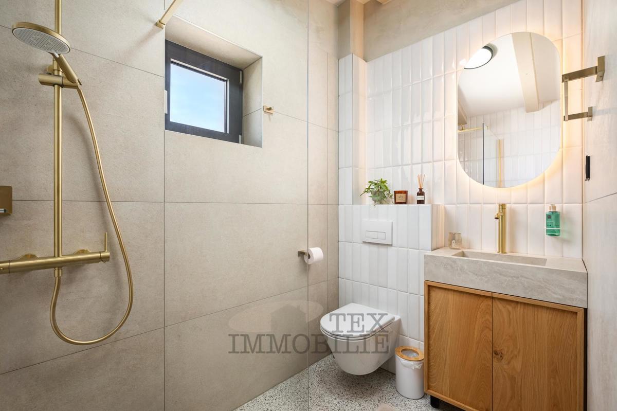 V mirnem kraju blizu Vižinade se prodaja lepa obnovljena kamnita hiša z bazenom