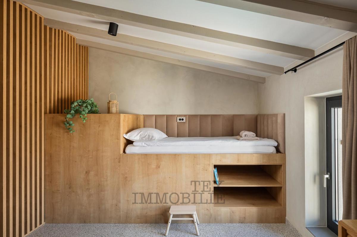 V mirnem kraju blizu Vižinade se prodaja lepa obnovljena kamnita hiša z bazenom