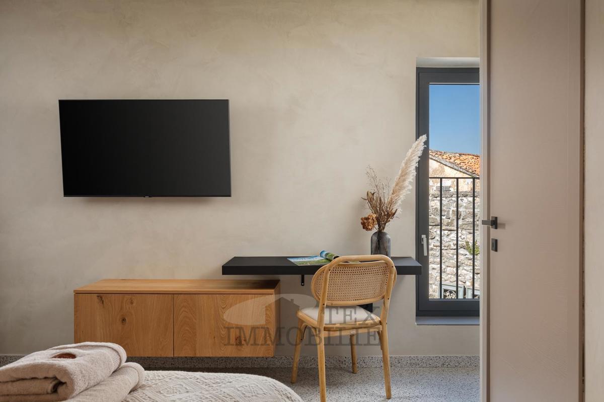 V mirnem kraju blizu Vižinade se prodaja lepa obnovljena kamnita hiša z bazenom