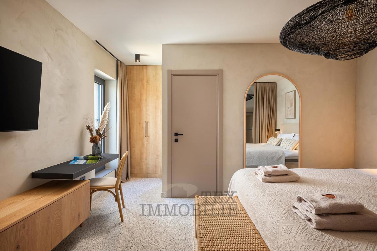 V mirnem kraju blizu Vižinade se prodaja lepa obnovljena kamnita hiša z bazenom