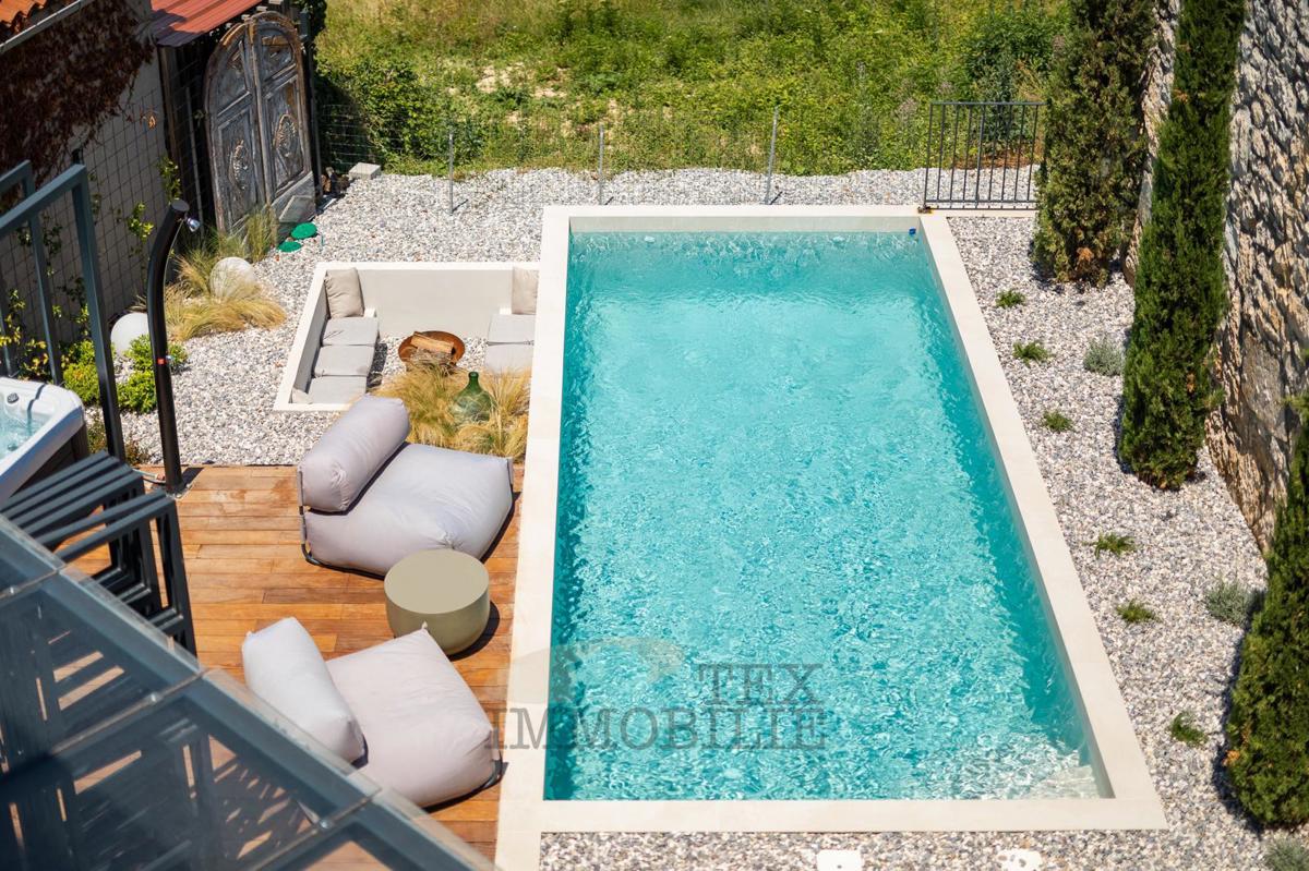 V mirnem kraju blizu Vižinade se prodaja lepa obnovljena kamnita hiša z bazenom