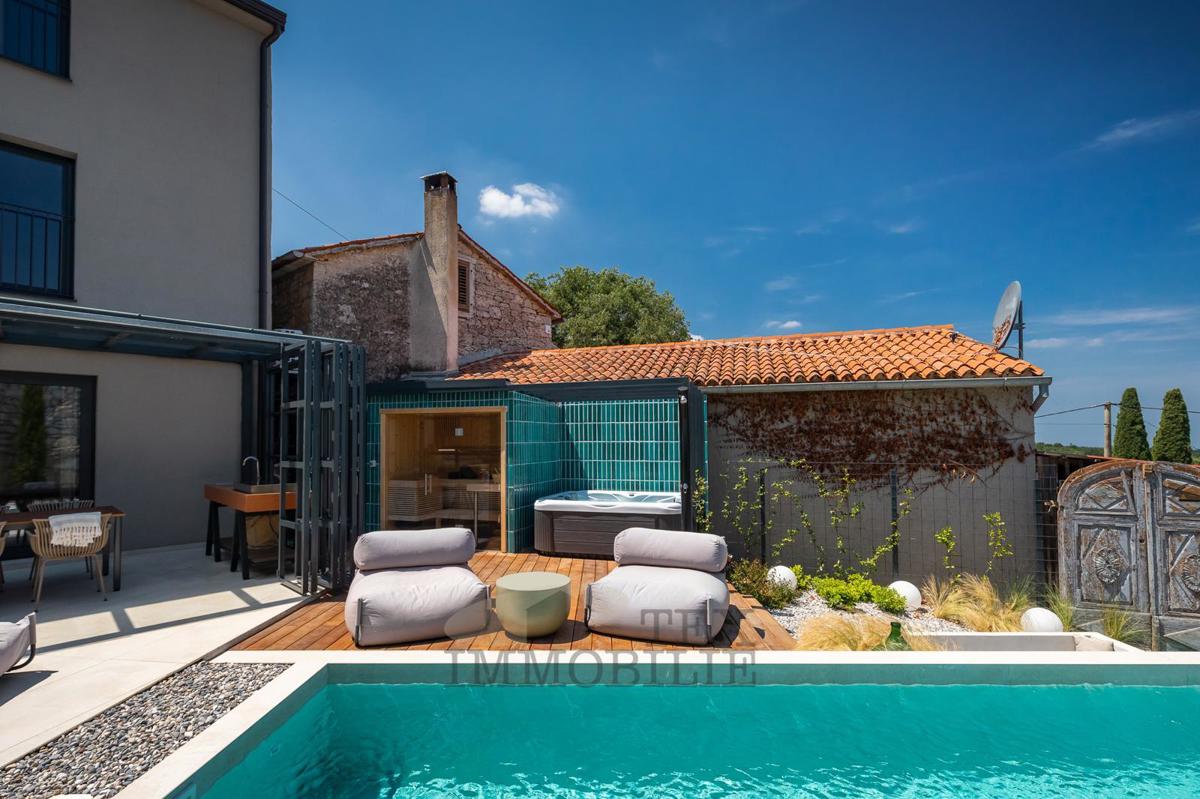 V mirnem kraju blizu Vižinade se prodaja lepa obnovljena kamnita hiša z bazenom